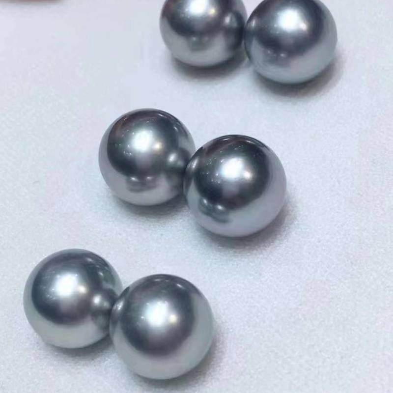 10-11mm Tahitian Gray Pearl Stud Earrings & 18K Gold