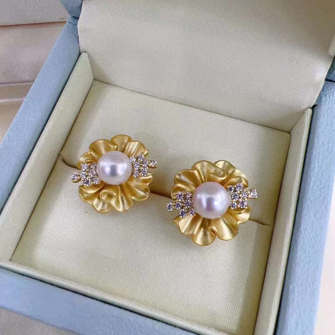 Vintage 6-7mm Freshwater Pearl Flower Shape Earrings