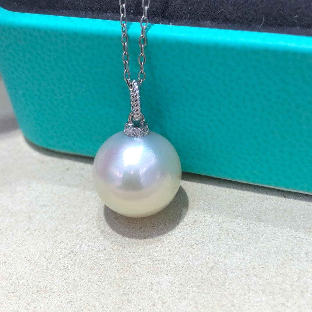 13.1mm Australia White Seawater Pearl Pendant & 18k Solid Gold and diamonds